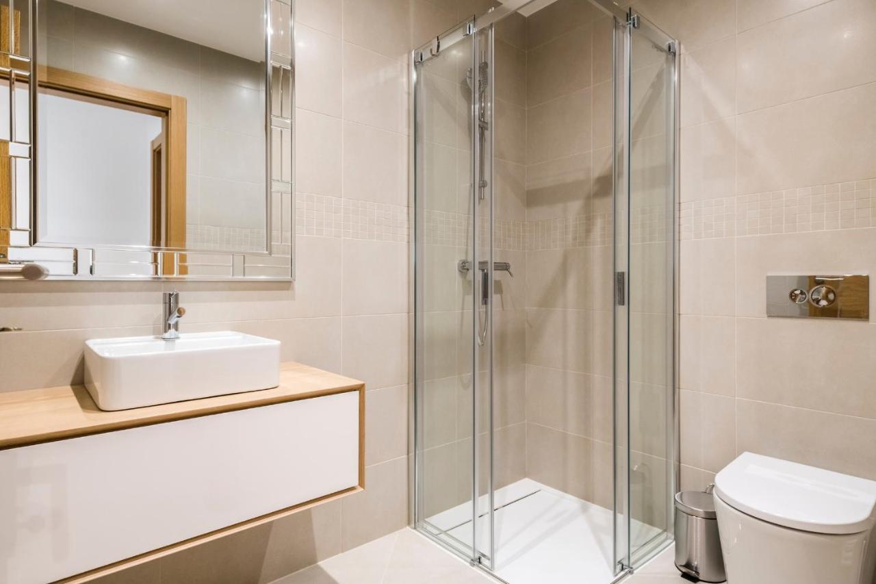 Coolhouses Lagos, 2 Bed Stylish City Flat, Rooftop Shared Pool, Clayheart Kültér fotó