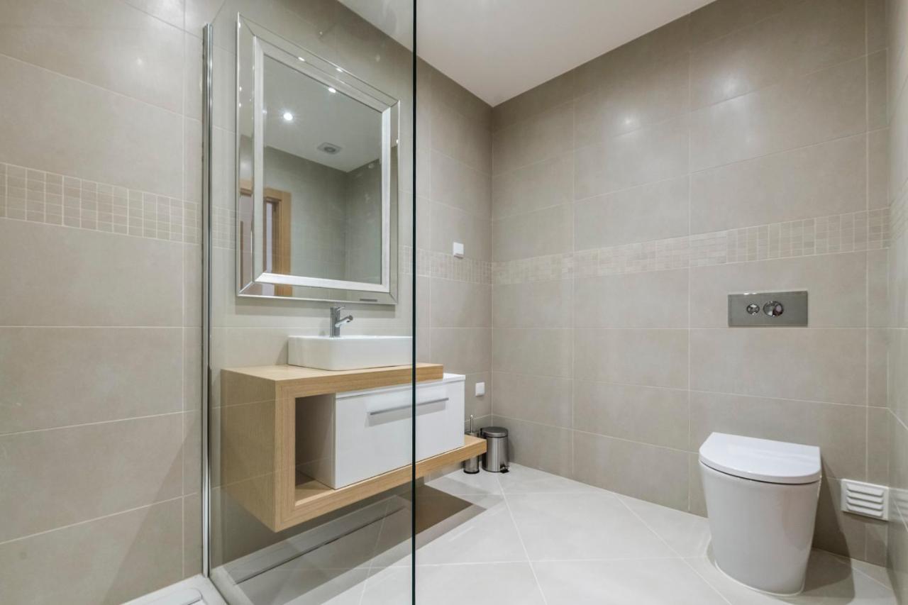 Coolhouses Lagos, 2 Bed Stylish City Flat, Rooftop Shared Pool, Clayheart Kültér fotó