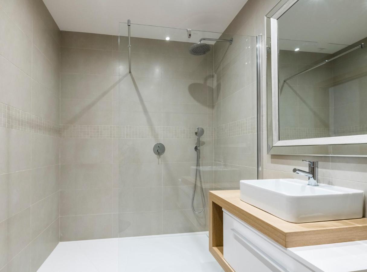 Coolhouses Lagos, 2 Bed Stylish City Flat, Rooftop Shared Pool, Clayheart Kültér fotó