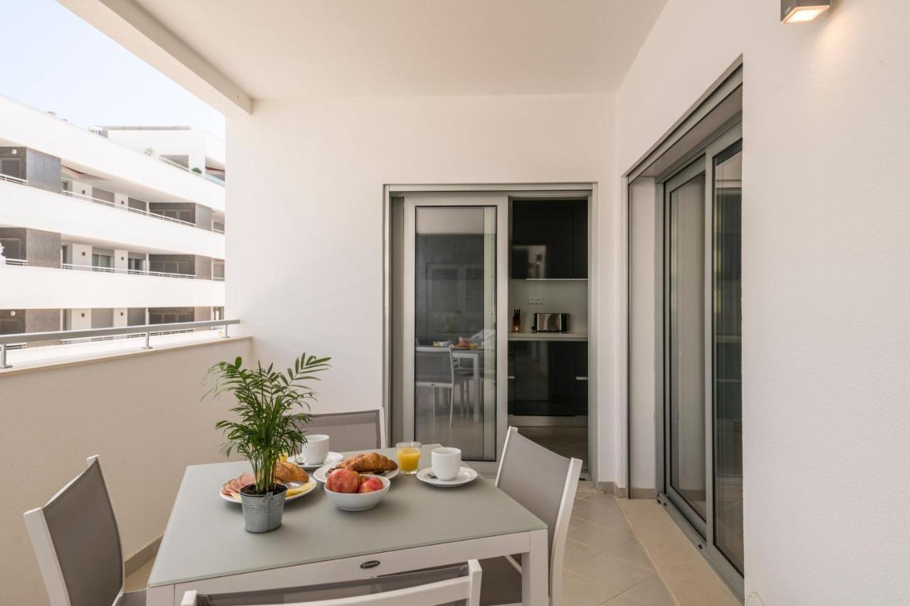 Coolhouses Lagos, 2 Bed Stylish City Flat, Rooftop Shared Pool, Clayheart Kültér fotó
